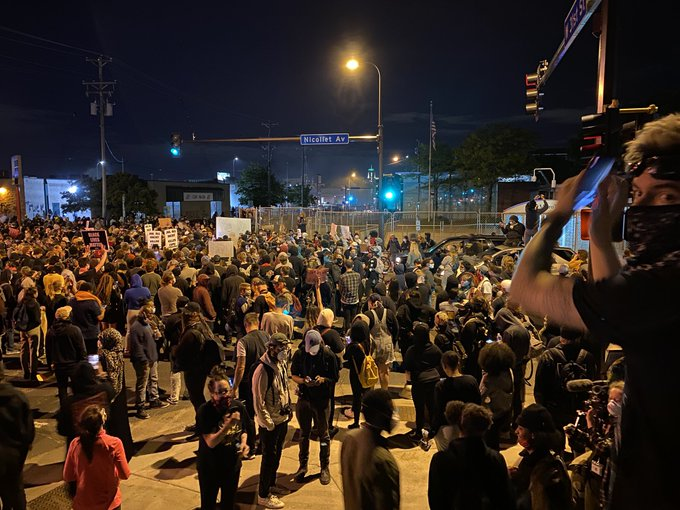 NEW:The 5th police precinct in  #Minneapolis is likely to be overran by demonstrators  #Minneapolisprotests  #GeorgeFloydMurder  #GeorgeFloyd  #icantbreathe