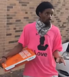whoumbrellaman's tweet photo. #PinkPizzaGuy appears to be an individual that goes by the name Elijah Easley, he is on staff for a local Minneapolis Community Outreach Program.  It appears he has a twitter as well , where he has posted about wanting to one day be a civil rights leader!
https://t.co/OMxCjKwCaA https://t.co/zCyiGgpLe8