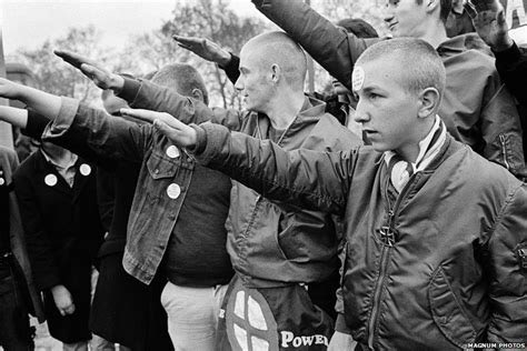 En effet il n’est pas rare de voir des skinhead dans les groupes hooligans. Attention, je parles du mouvement skinhead nazi qui s’est désolidarisé du mouvement skinhead initial à la fin des années 70. (Encore une fois, renseignez vous sur les skinheads et les punk)