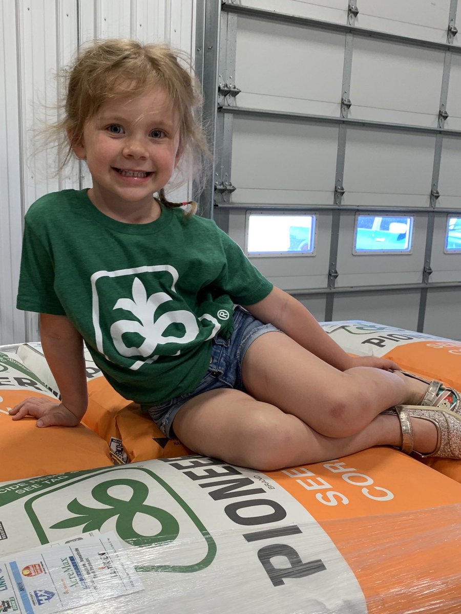 MarzahnAg's tweet photo. @PioneerSeeds Boss showed up in her new Pioneer shirt! Always keeping us on our toes! https://t.co/IEd5Pup4Yk