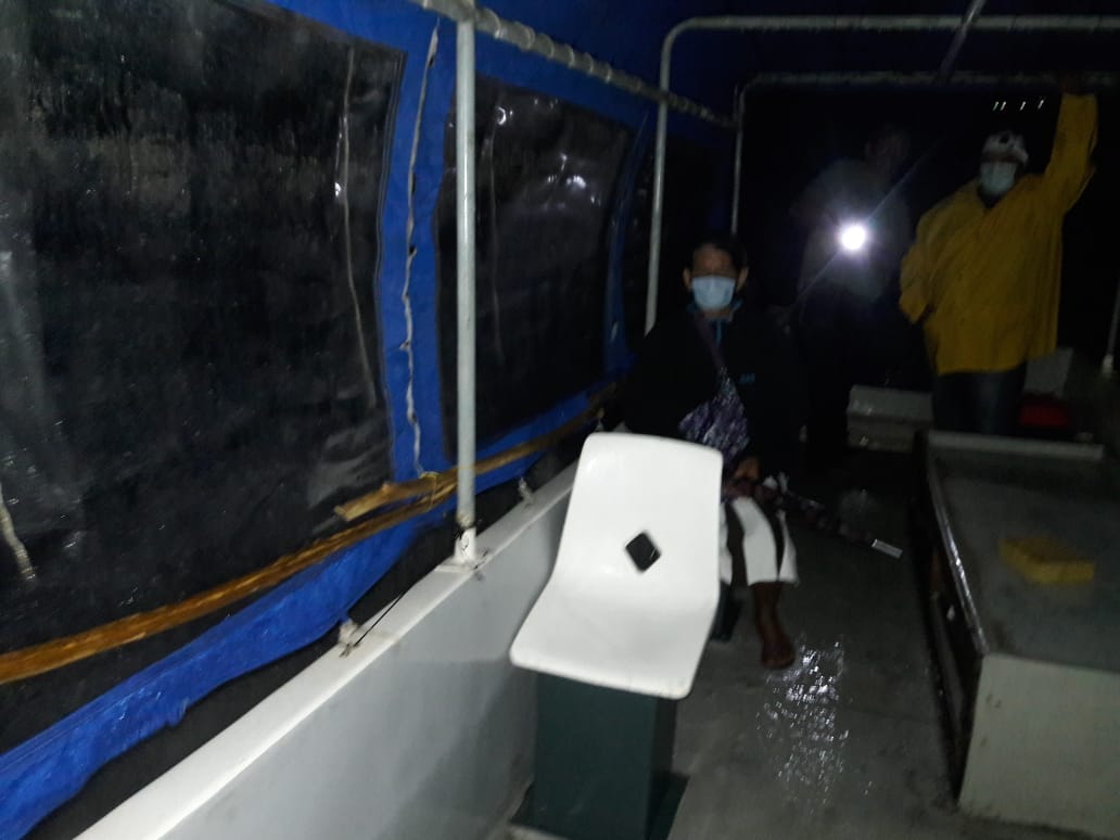 EdgarAmayaCap's tweet photo. Alcalde Edgar  Amaya, 

En esta hora trasladando Sra embarazada desde la Isla el Tular en La Lancha Ambulancia de la Municipalidad,  Durante la emergencia  decretada como  ALERTA AMARILLA. Fuerte oleaje

Con Dios y El Pueblo Por Un Puerto El Triunfo Mejor. https://t.co/U300RXFQM3