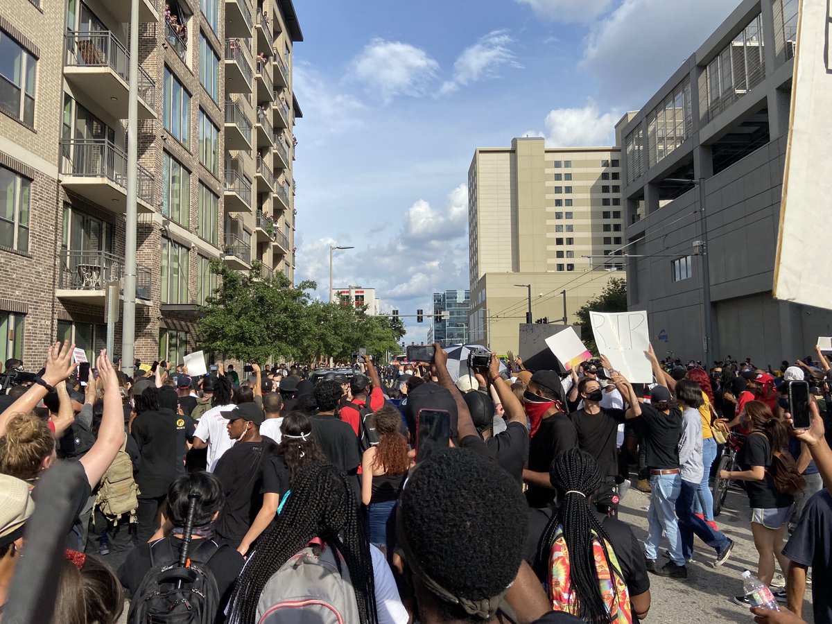 SocialistHTX's tweet photo. Scenes from today’s protest in #Houston, demanding #Justice4GeorgeFloyd!
Now we need to continue to organize. As Malcolm X said, “You can’t have capitalism without racism.” The whole system is guilty; workers must unite to change it.
#BlackLivesMatter #BLM #HoustonRising https://t.co/jPTIuIvlI3