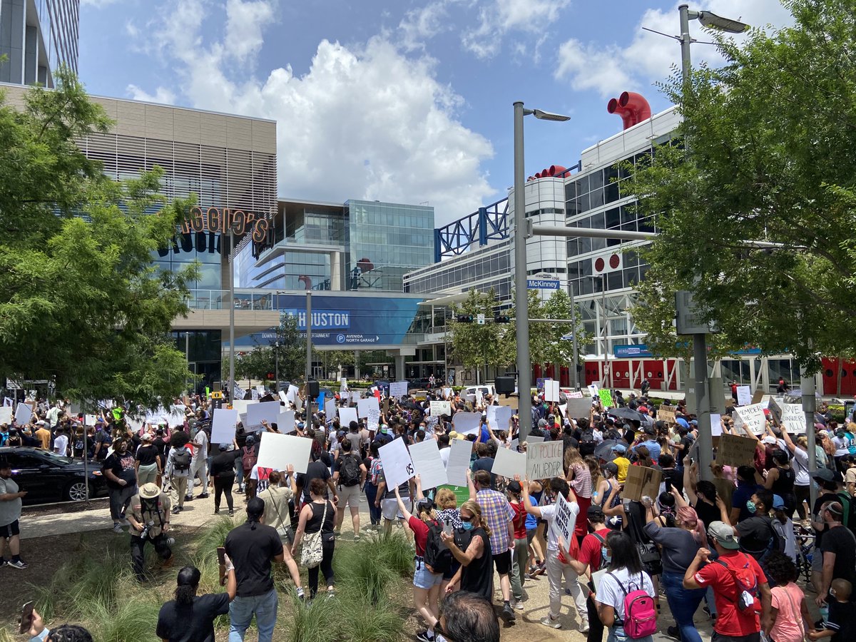 SocialistHTX's tweet photo. Scenes from today’s protest in #Houston, demanding #Justice4GeorgeFloyd!
Now we need to continue to organize. As Malcolm X said, “You can’t have capitalism without racism.” The whole system is guilty; workers must unite to change it.
#BlackLivesMatter #BLM #HoustonRising https://t.co/jPTIuIvlI3