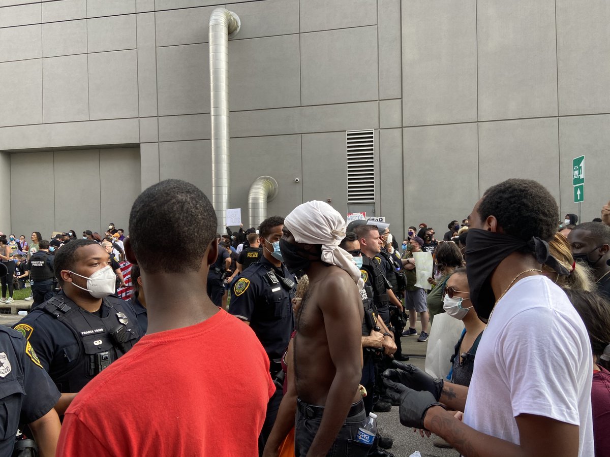 SocialistHTX's tweet photo. Scenes from today’s protest in #Houston, demanding #Justice4GeorgeFloyd!
Now we need to continue to organize. As Malcolm X said, “You can’t have capitalism without racism.” The whole system is guilty; workers must unite to change it.
#BlackLivesMatter #BLM #HoustonRising https://t.co/jPTIuIvlI3