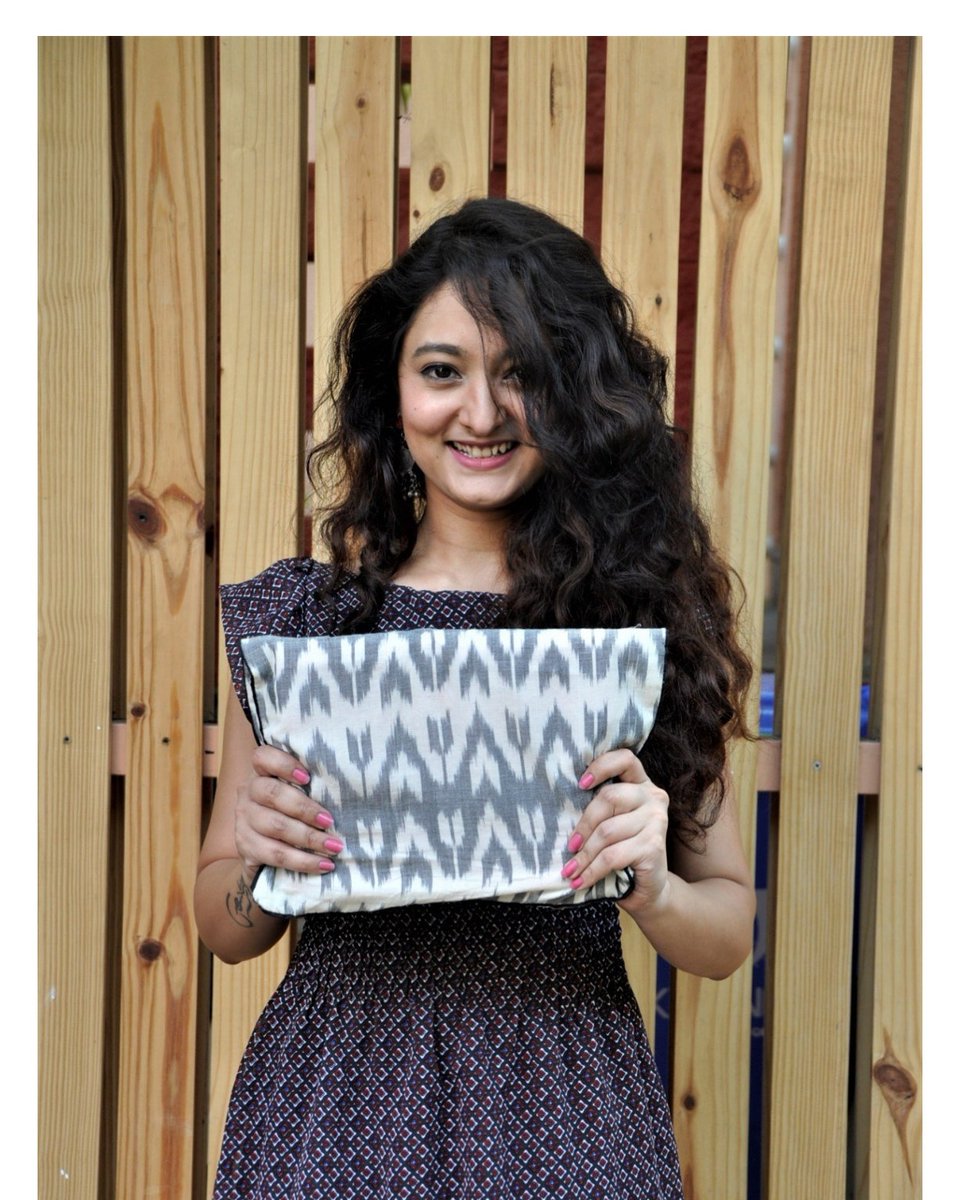 ritiindia's tweet photo. Gaya Pochette in Ikat, these are foldover, versatile and completely sustainable.
#ikat #gayapochette #foldover #clutch #weavers #telangana #sustainablestyle #sustainableliving #slowfashion #riti #ritiindia #slowfashion #greenfashion #india  #fairfashion #artisanmade https://t.co/Mm3Kz9UlhK