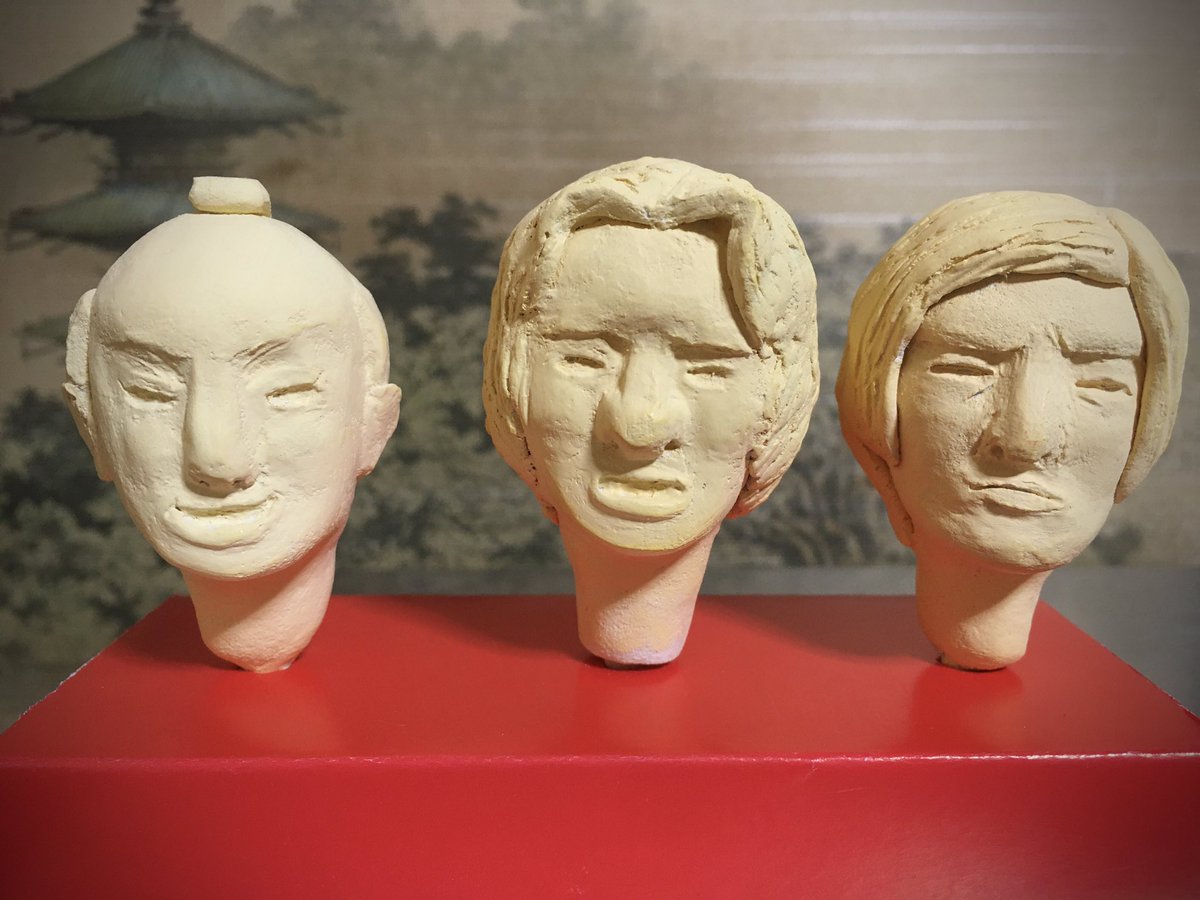 緑八 七 三つ首塔の三つ首できたよーー 古谷金田一の連ドラ版三つ首塔の首をお手本にしています 背景の三つ首塔は我が家の襖です