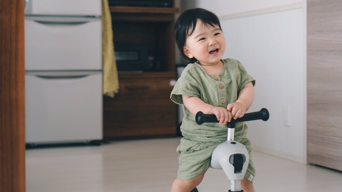 MamesLife1's tweet photo. 三輪車？デビュー。3日くらいでマスターしてた。本当に吸収早いなあ。#scootandride https://t.co/N1e6y5QVGM
