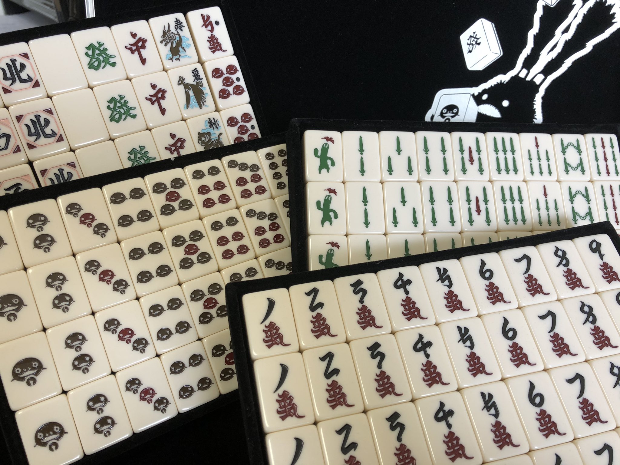 山田史佳 光の戦士 嬉しすぎて速攻開封してジャラジャラしてしまったけど通常こういう感じで撮るもんだったね 並べ直して箱に入れた Ff14 ドマ式麻雀牌 ドマ式麻雀 T Co Pqwfvebvbr Twitter