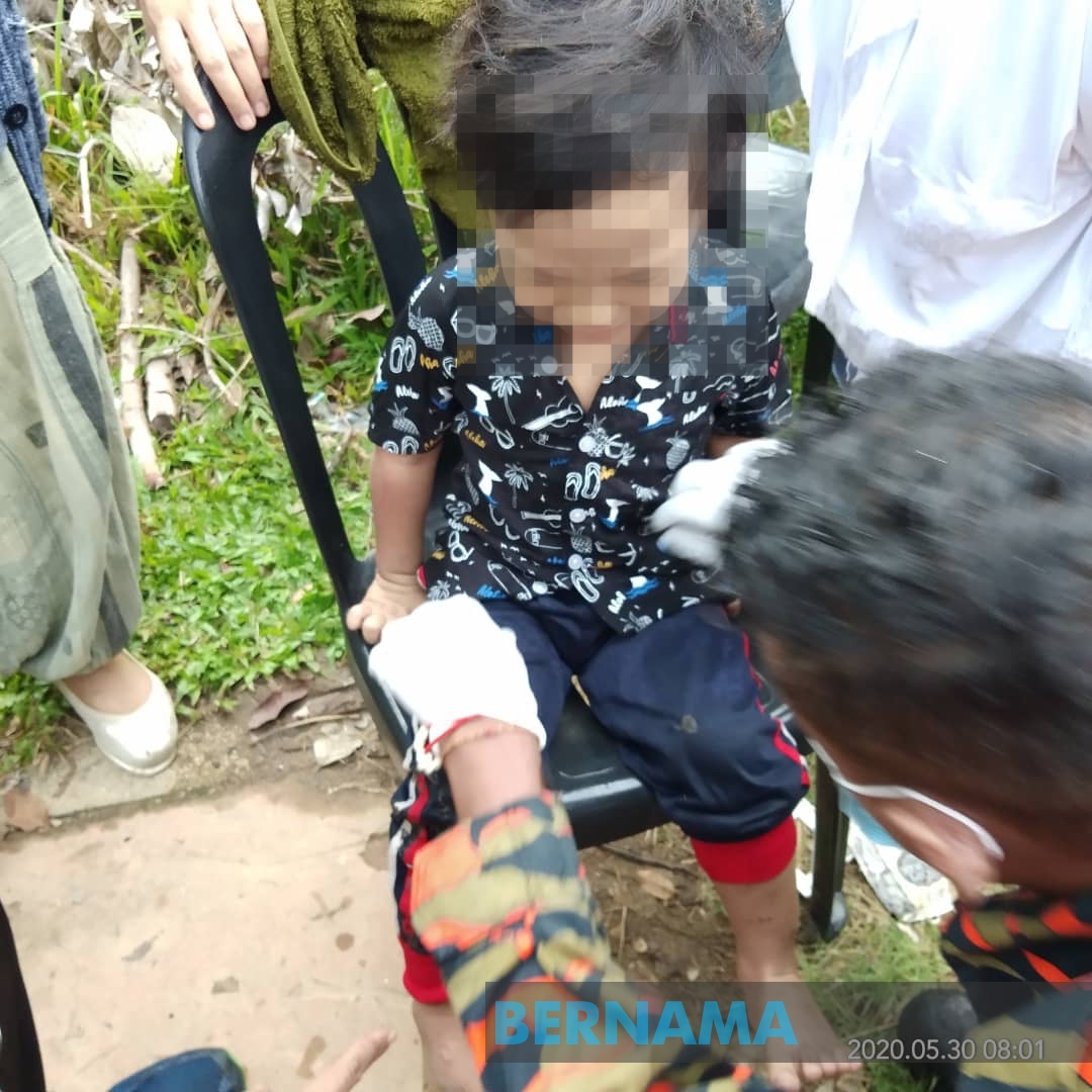 bernamadotcom's tweet photo. Lapan sekeluarga nyaris maut apabila rumah didiami mereka di Taman Cahaya Alam, Shah Alam terbakar pagi tadi. https://t.co/wS7bVEy7xw
