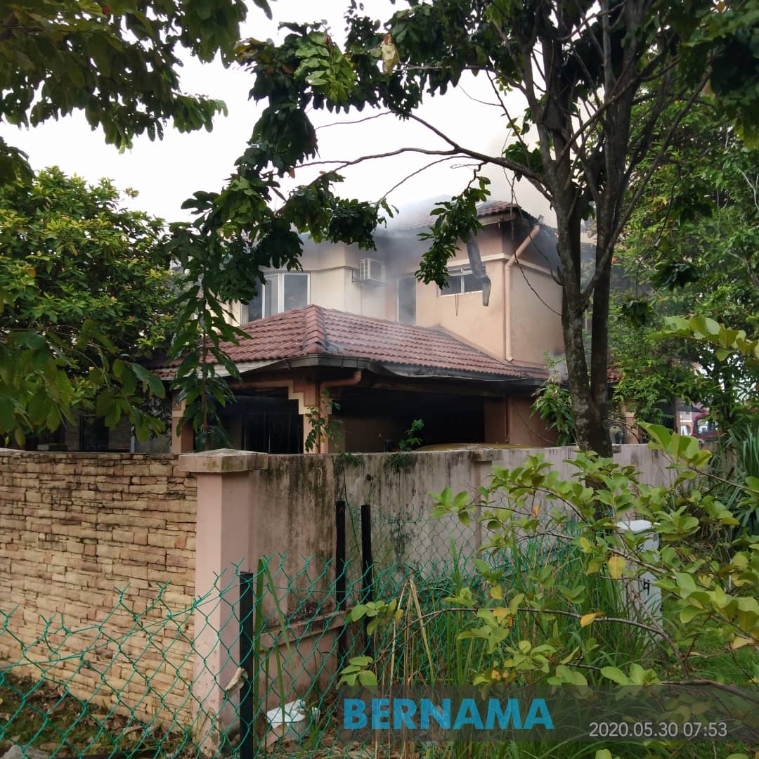 bernamadotcom's tweet photo. Lapan sekeluarga nyaris maut apabila rumah didiami mereka di Taman Cahaya Alam, Shah Alam terbakar pagi tadi. https://t.co/wS7bVEy7xw