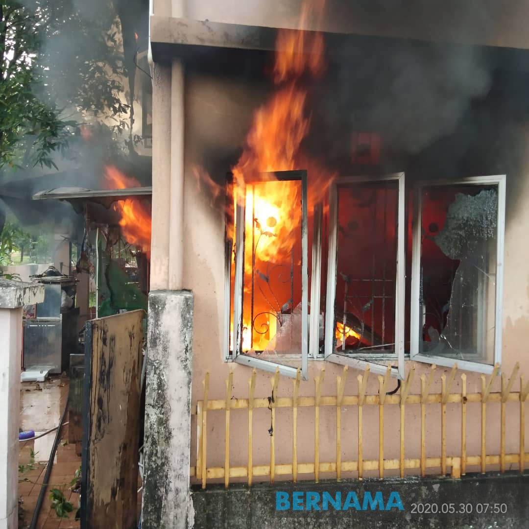 bernamadotcom's tweet photo. Lapan sekeluarga nyaris maut apabila rumah didiami mereka di Taman Cahaya Alam, Shah Alam terbakar pagi tadi. https://t.co/wS7bVEy7xw