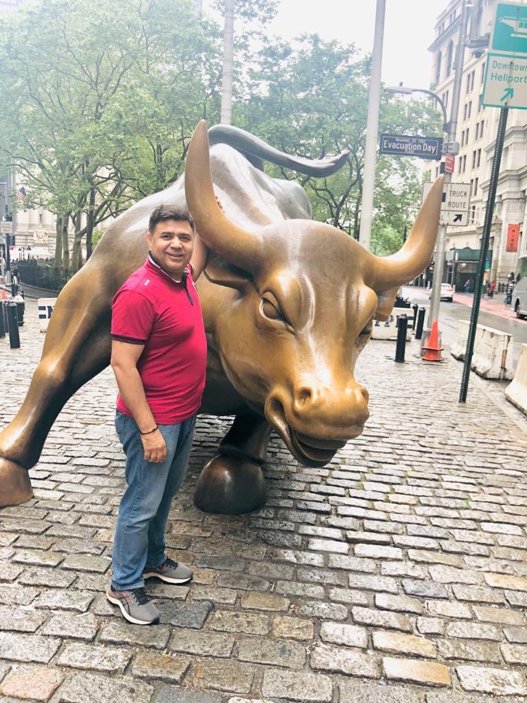 TravelmoneyIn's tweet photo. What’s better than Travel Money India brand leader &amp; forex expert Gagan Malhotra’s throwback picture with the charging bull at Wallstreet, the financial epicenter of the world
📍@NewYorkStockEx,Wallstreet
#moretravellerthanbanker #travelmoneyindia #travelchangesyou #newyork https://t.co/Zncc3WLF0w