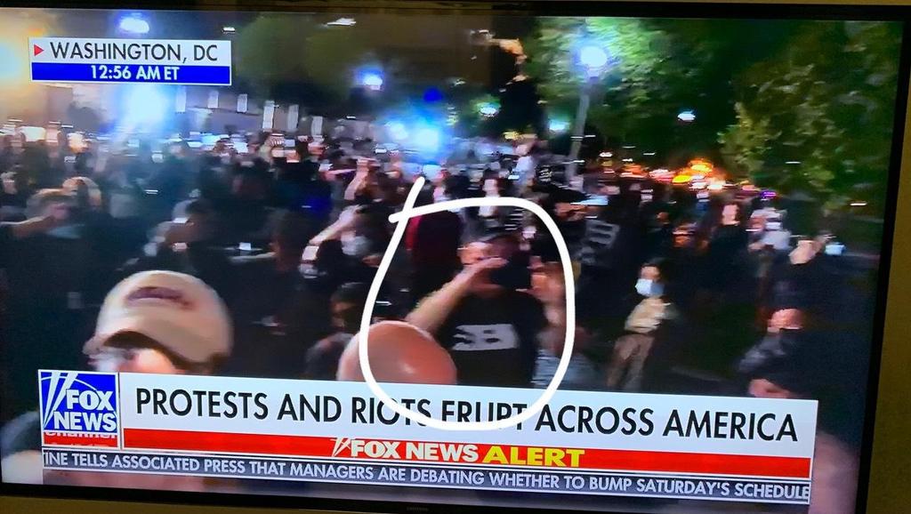 SegoviaBastidas's tweet photo. Esas protestas espontáneas no son. La parasitaria izquierda está en todas partes.

Los ojos del m*ldito Hugo Chávez en la franela de un "manifestante" en Washington. https://t.co/o9IMhZqnQ2