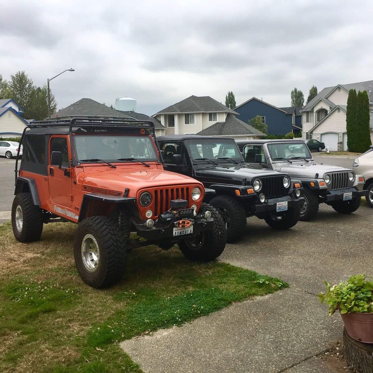 klas_closet's tweet photo. Hahaha 😂 I think they like the hunt of finding the Jeep to wave at! https://t.co/IljEgltGsZ