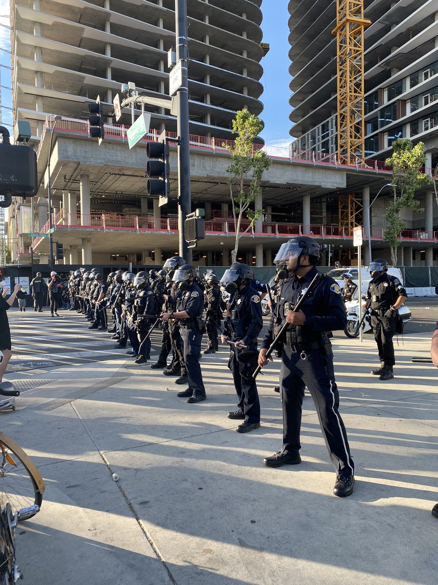 La policía de San José forma una barrera humana para prohibir el paso de los manifestantes, quienes tomaron las calles del centro de la ciudad, en un movimiento nacional, tras la muerte de George Floyd. La protesta se tornó violenta... La información esta noche @Telemundo48