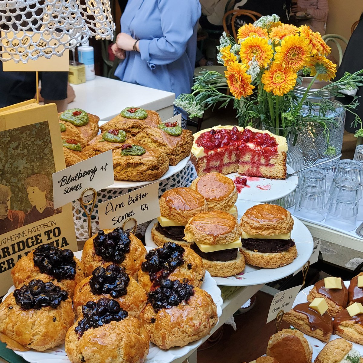 김습습 キムスプスプ 韓国のおすすめカフェ 레이어드 レイヤード 연남동 延南洞 と안국역 安国駅 にあります スコーンがおいしいことで有名 ラズベリーチーズタルトも本当においしかったです 今度韓国に来るようになったら行ってみてください