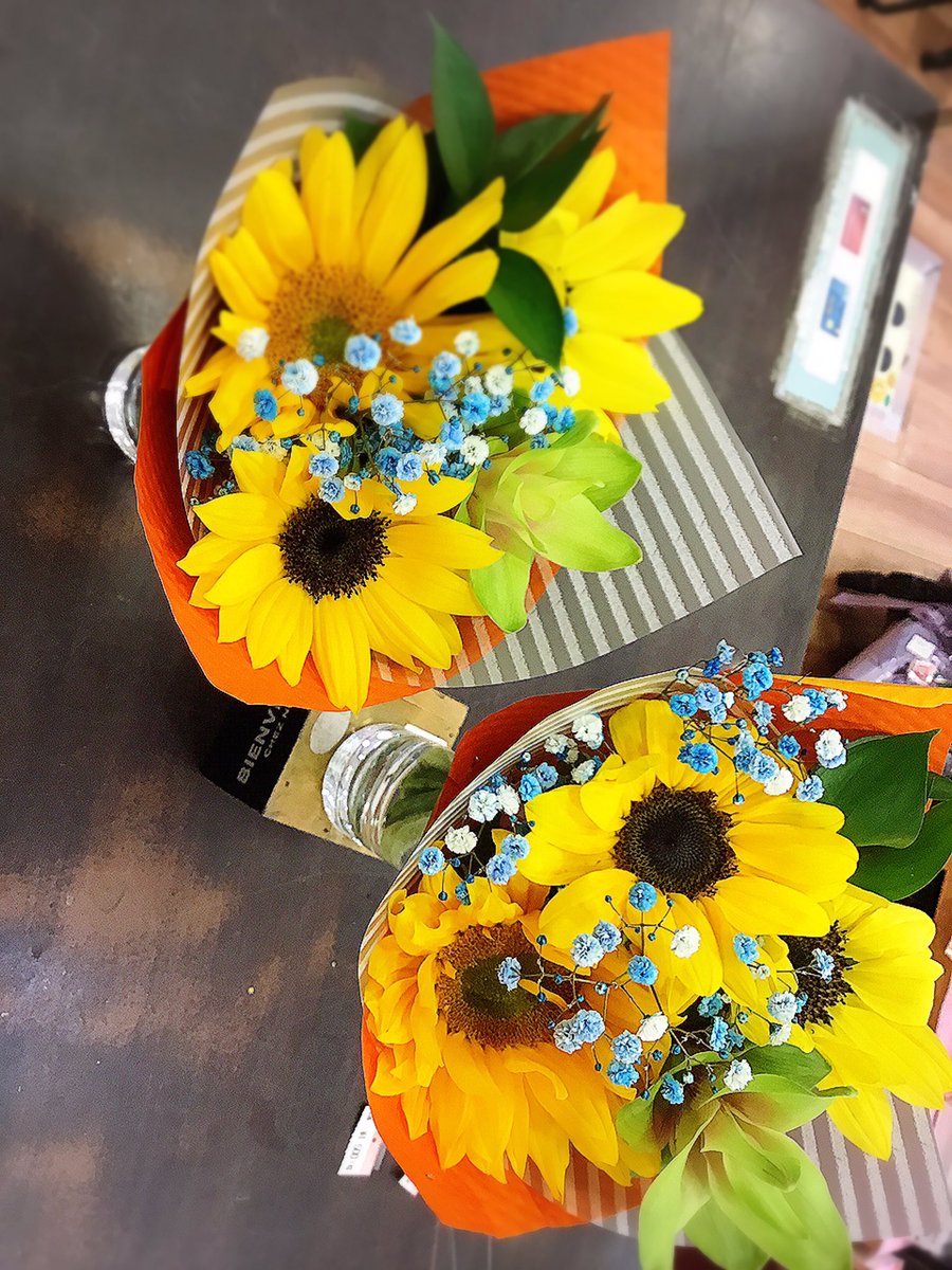 こんにちは🍀

ご自宅にもちょっとしたギフトにも
オススメの季節のお花のブーケの紹介です🌷

この時期が旬の芍薬とラメカスミのブーケ💐

夏らしいひまわり🌻とグリーンが入った爽やかブーケ✨

#カレンド 
#お花
#ひまわり
#お花のある暮らし
#イオンモール橿原