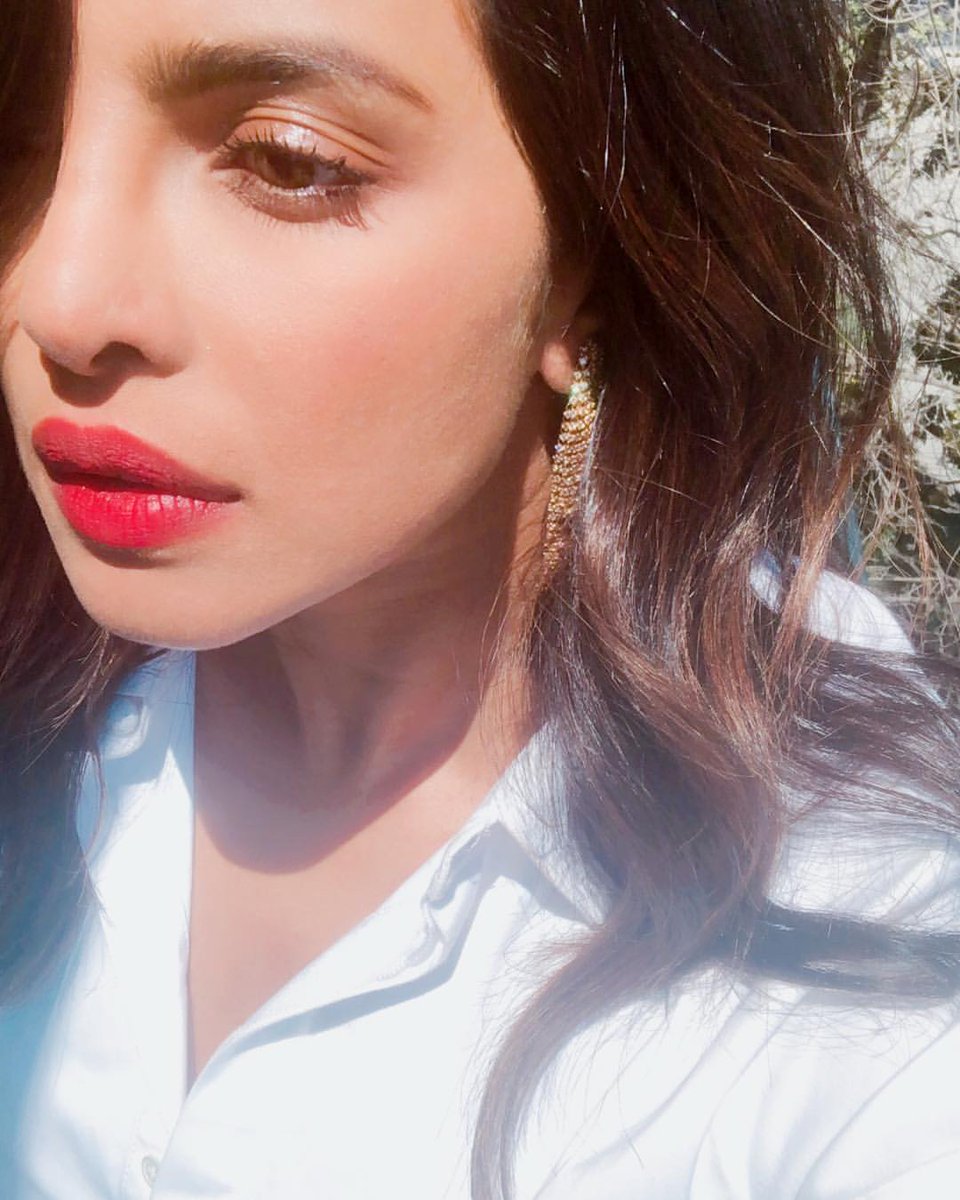 HydTimes's tweet photo. .@priyankachopra is 'feeling adventurous' with her cherry lip, sunshine and a little jewellery. What's cheering you up these days? 💋☀️
#PriyankaChopra #CherryLip #Summer2020 #QuarantineLife https://t.co/5tvAHfB2zB