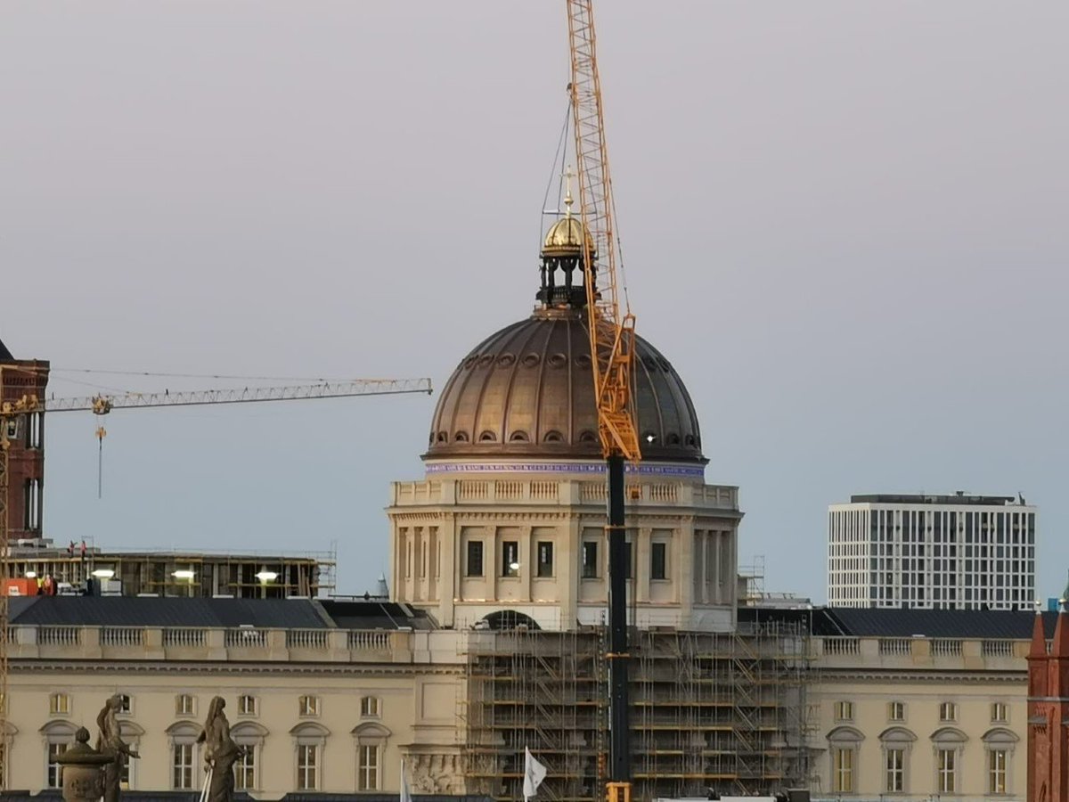 12 Meter hoch und 16 Tonnen schwer: Gestern abend hat die Schlosskuppel ihr vergoldetes Kreuz erhalten, wunderbar zu beobachten aus dem Regent Berlin.
#Schloss <a href="/ForumHumboldt/">Humboldt Forum</a> #Kreuz #Kuppel #Mitte