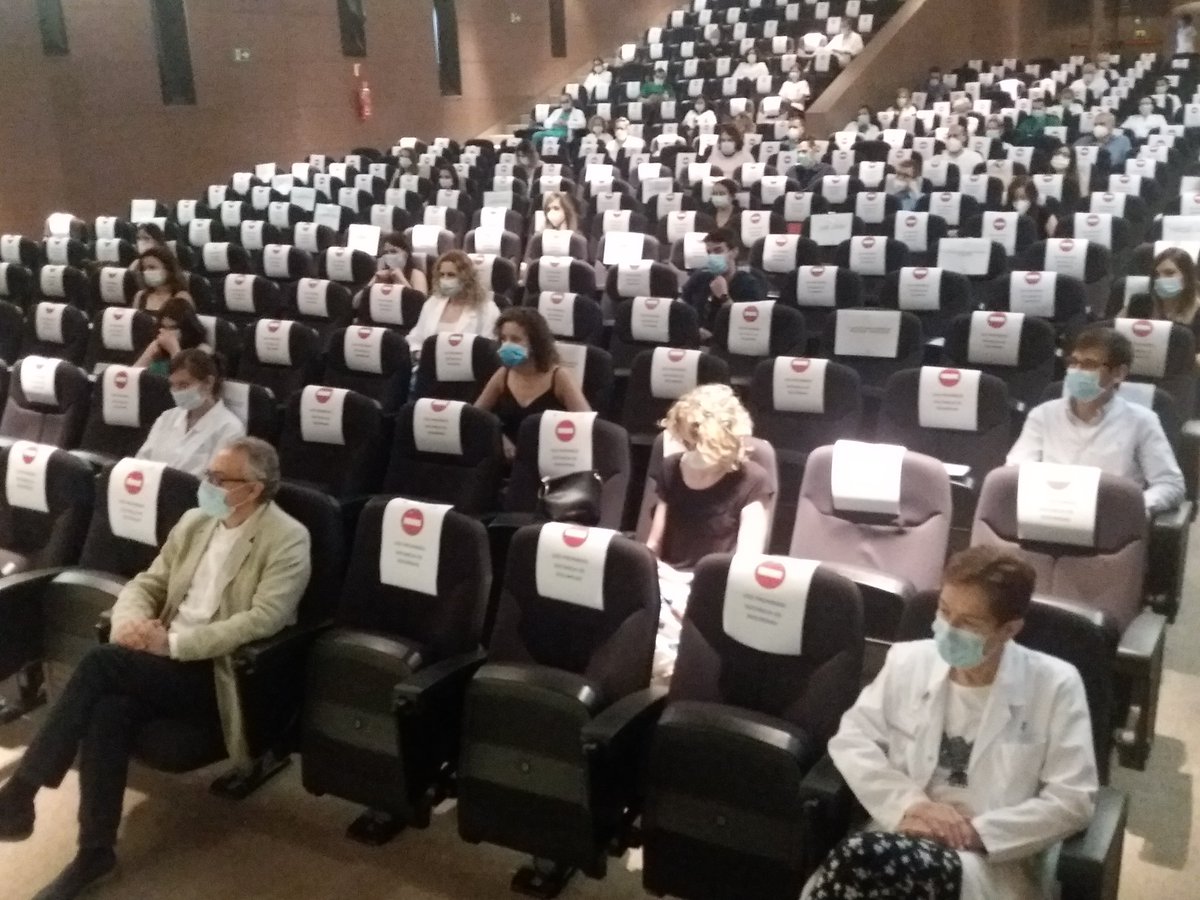 Area2Cartagena's tweet photo. El Hospital Santa Lucía acogió el acto de despedida a 47 especialistas que han finalizado su formación en el @Area2Cartagena en 2020. Emotivo acto con medidas de seguridad en el que el gerente @sedes_jose instó a realizar un homenaje a los fallecidos #Covid_19 @Murciasalud https://t.co/1k0LjH7MWJ