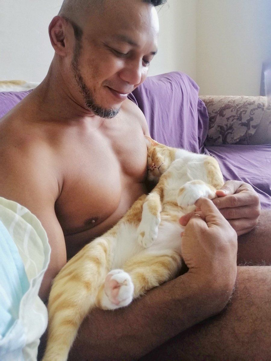 AJpyroMMA's tweet photo. Rocky is extra manja today. I cant move and I don't want to wake him up 😻

#Cat #Kucing #Family
#AdoptDontShop #SPCAcat
#PyroPaws #ThePyros https://t.co/jtfE9Xf7ca