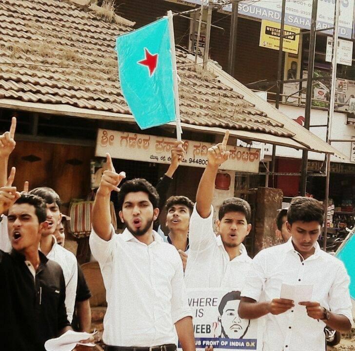 wajjiNaufal's tweet photo. CFI ವಿದ್ಯಾರ್ಥಿ ಚಳುವಳಿಯು ದೇಶದ ಸಂವಿಧಾನ ಒಪ್ಪದ,ದೇಶಕ್ಕೆ ಮಾರಕವಾದ ಆರ್ಎಸ್ಎಸ್(RSS) ರಾಕ್ಷಕಕಾಂಡದ ವಿರುದ್ಧವಾಗಿ ಕಾರ್ಯಾಚರಣೆ ಮಾಡುತ್ತಿದೆ.ಆದರೆ ಇಲ್ಲಿ ವಿಪರ್ಯಾಸವೆಂದರೆ ವಿರೋಧ ವ್ಯಕ್ತ ಪಡಿಸುತ್ತಿರುವವರು ಬೇರೆ ಹಿನ್ನೆಲೆಯವರು.. ನೀವು ಯಾರನ್ನು ಸಂತೋಷ ಪಡಿಸಲು ಹೊರಟಿದ್ದೀರಾ???
#Wearefuturemakers
#JoinCFI
#StopNonse https://t.co/6wQR2KsXb6