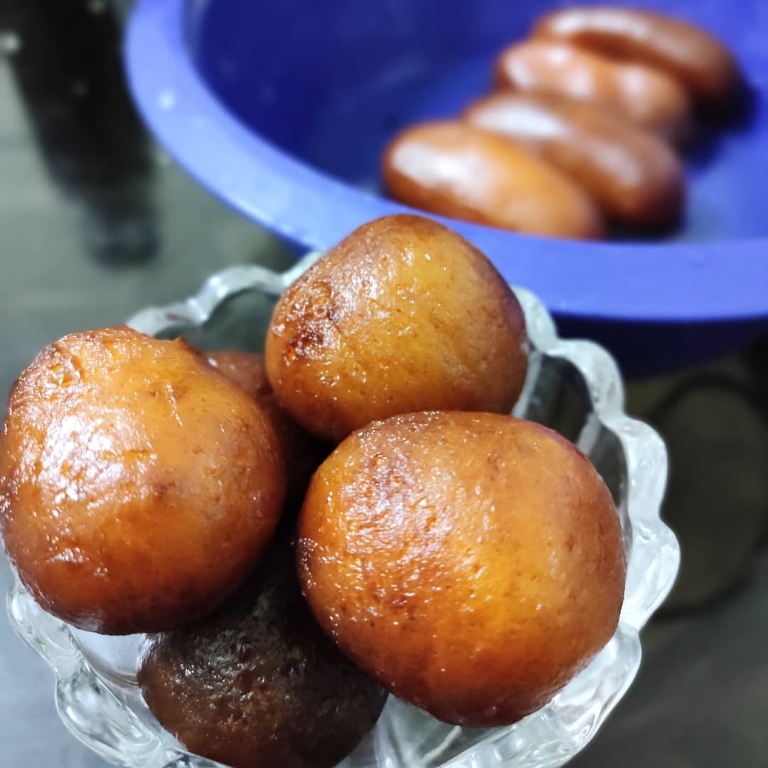 kitchen_queen_s's tweet photo. GolapJamun &amp; Langcha
#indiansweets
#traditionalsweets
#golapjamun
#langcha
#kitchenqueensaheli https://t.co/e9Tkw7W7dd