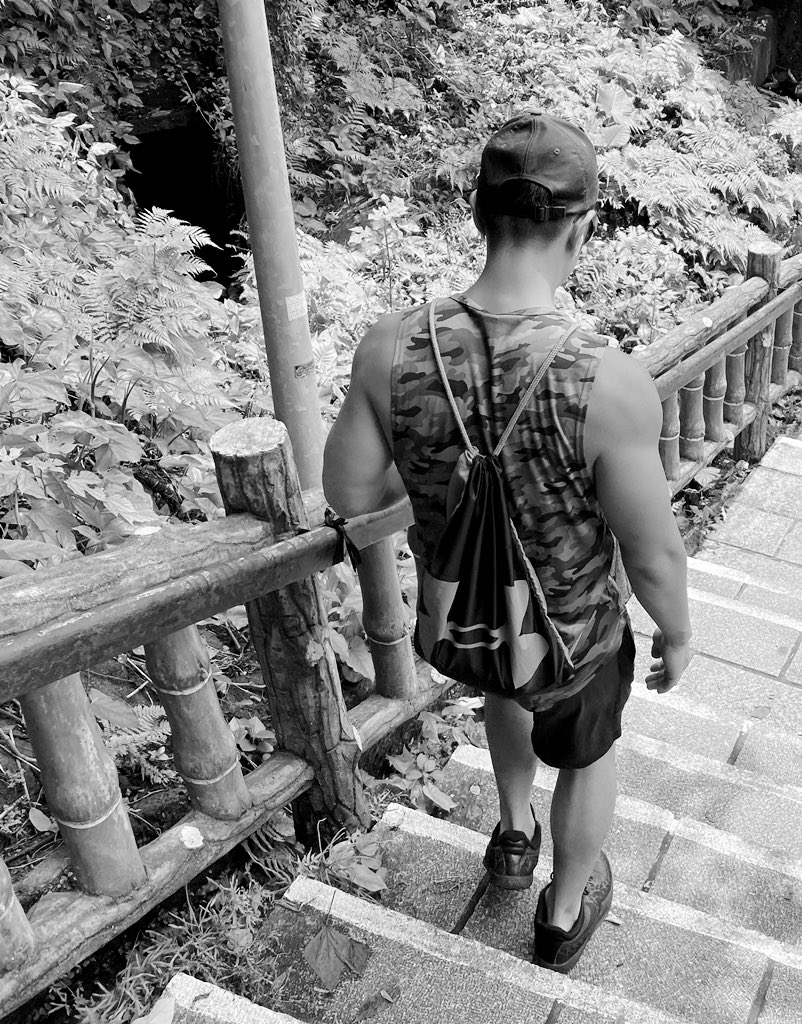 一起來運動？！
遇到健身男在野外健身
#野裸 #裸 #健身 #胸肌