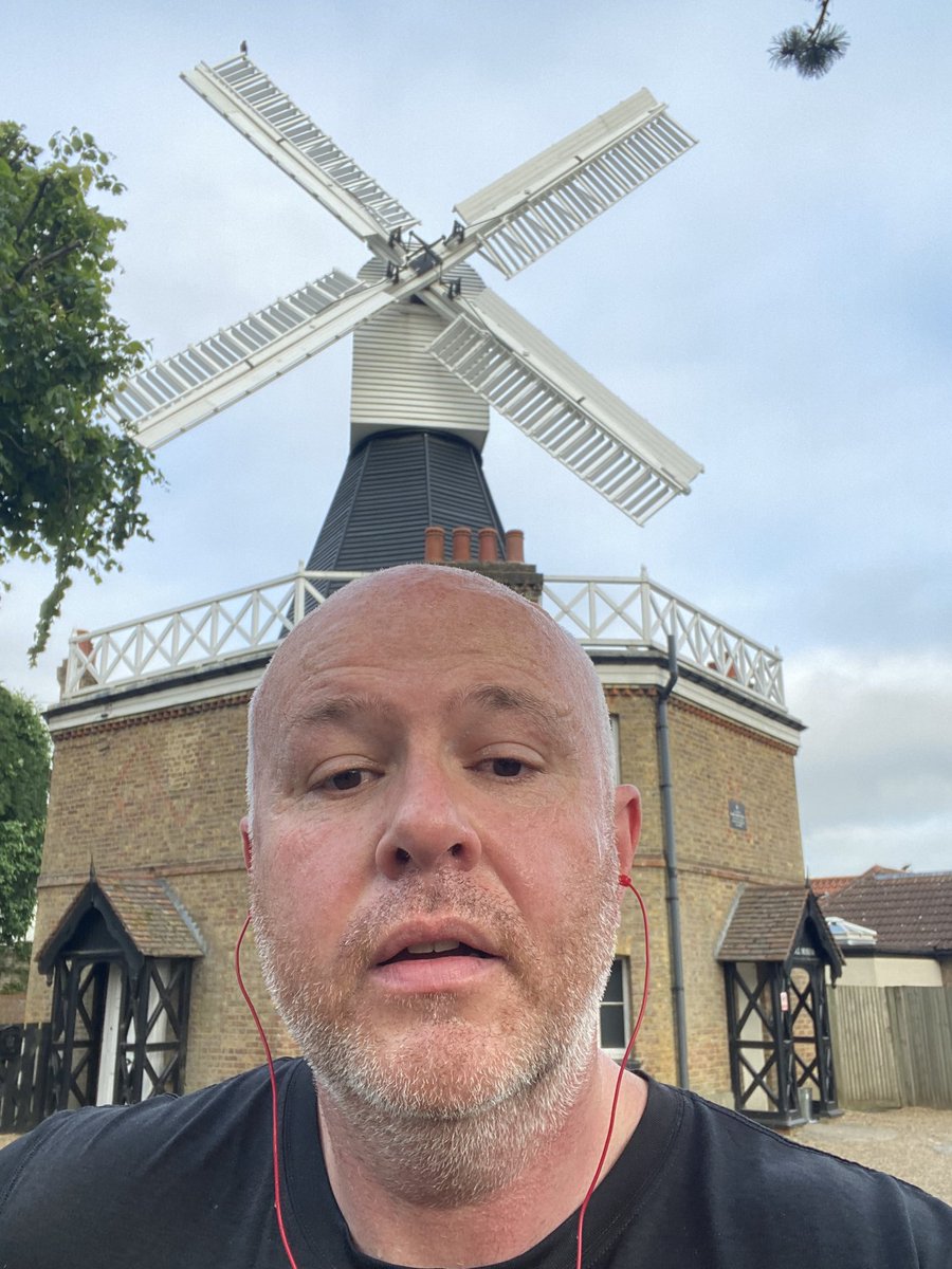 RunFindlayRun's tweet photo. Utter beauty up at #WimbledonWindmill #WimbledonCommon Hard #intervals this morning for 5miles thankfully 2 miles home all downhill #RunFindlayRun https://t.co/JU4mIMTwEc