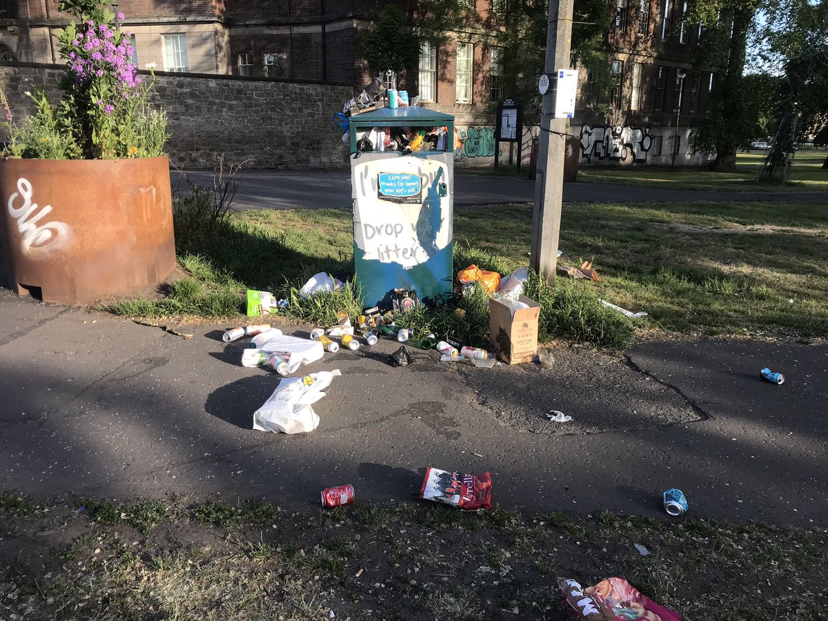 angeeburke's tweet photo. @edinhelp after the lovely day yesterday the bins in Leith Links are overflowing. Could you pls pass request onto cleansing team to add to their rota. Another nice day so the pile will grow. Thanks 🙏 https://t.co/jmFSPiXEVf