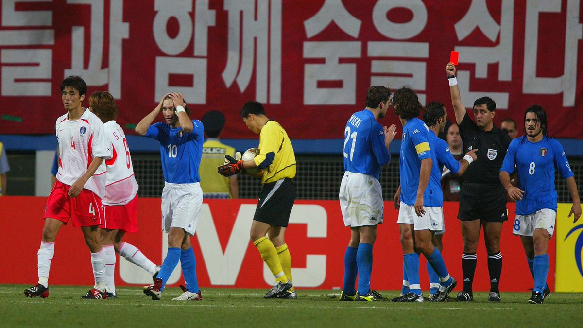 uaktuelle's tweet photo. Eventyr eller skandale? Ny episode ude om italienernes smertefulde exit mod hjemmebaneheltene Sydkorea ved VM i 2002. 

Og så er konkurrencen om Cafe de Colombia-trøjen søsat, hvor du kan få hele 3 lodder i puljen: Ved at følge DUS på Twitter, Instagram og retweete dette tweet. https://t.co/NjKgh5hL07