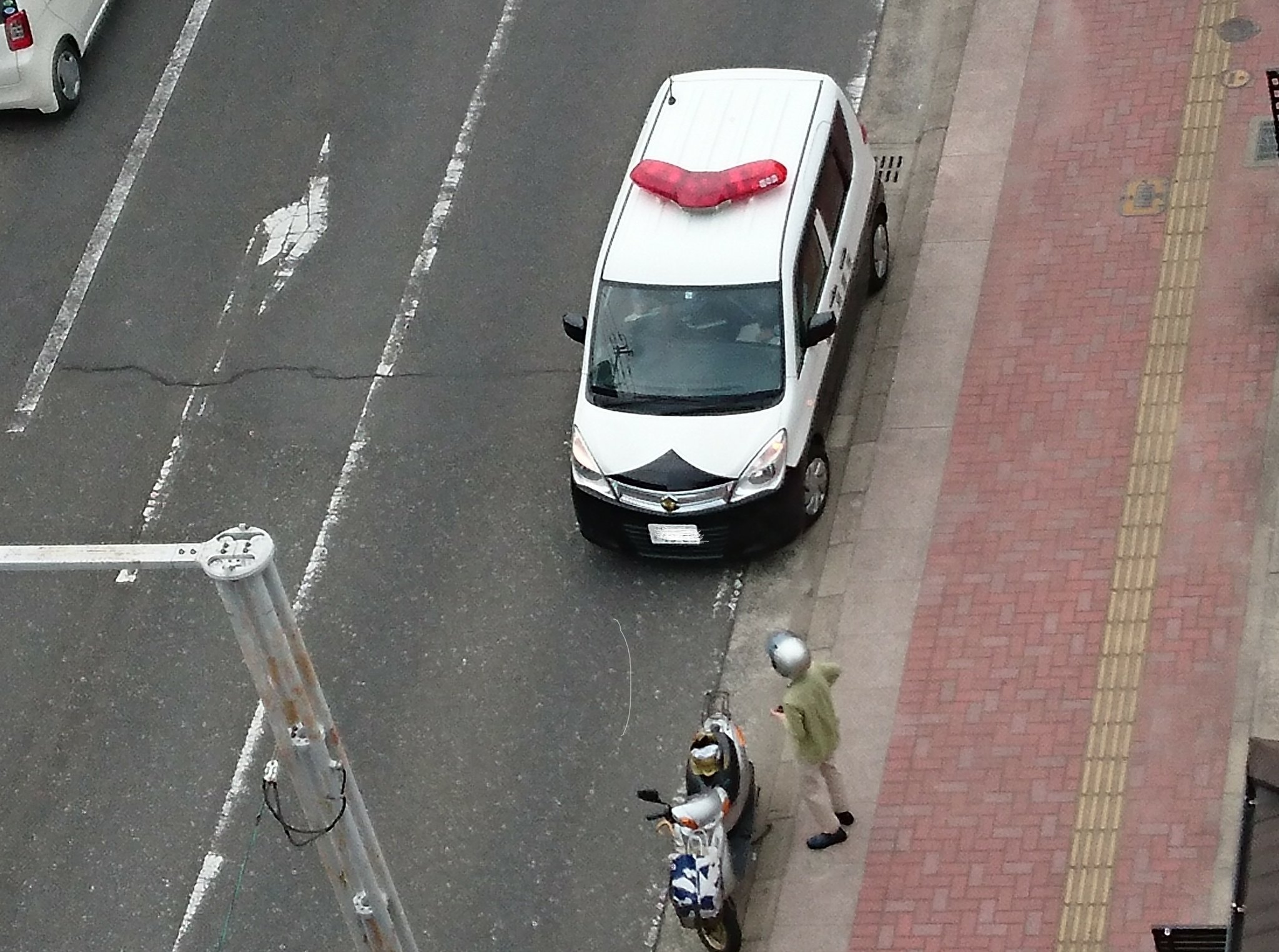 チィ 歩道に乗り上げずに停車したパトカー 一般車もこうあってほしい ひどいのだと黄線あたりまで乗り上げるからね 歩行者ないがしろ 乗り上げなければ後続車の邪魔になるのなら そこには停車するなという話だよね そもそも サイレン鳴らさず
