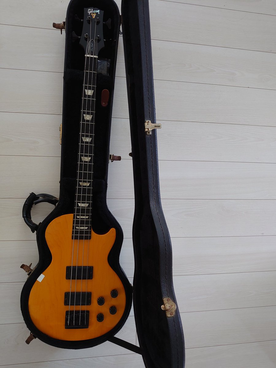 bakuniku3's tweet photo. ギブソンに憧れて
18歳の時にこれ買ってから
ずーっと愛用してるベース。

珍しく土曜日の午後が休みなので
久しぶりに弾こうかな。

いろんな思い出が詰まってます。

#LPB2 https://t.co/4K6BldpXJt
