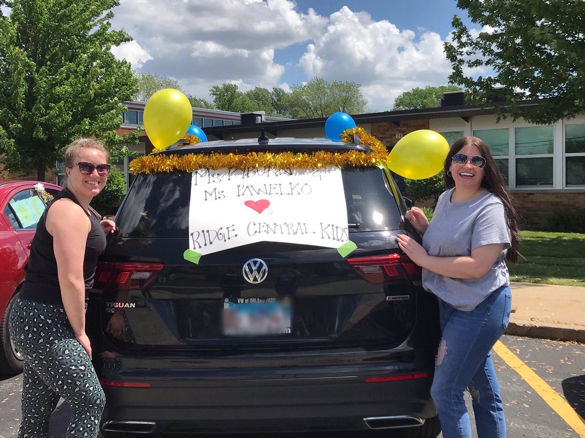 KellyPawelko's tweet image. Can’t even explain how special it was to see our students’ faces today 🥰   Such a great turn out from our Ridge Central families! It was a day I’ll never forget 🌟 #starcarparade #cridgepride