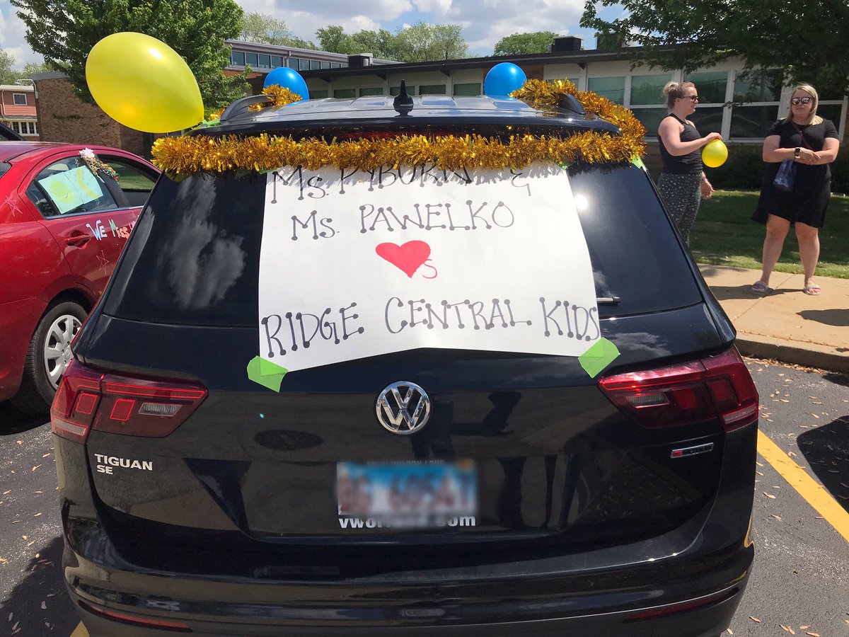 KellyPawelko's tweet image. Can’t even explain how special it was to see our students’ faces today 🥰   Such a great turn out from our Ridge Central families! It was a day I’ll never forget 🌟 #starcarparade #cridgepride