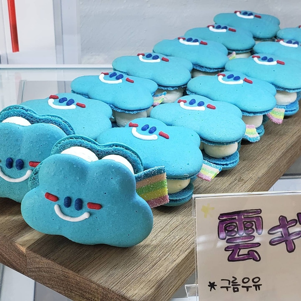 Aoi Sungwoon Seviyorum マカロン 昨日会社帰りに行ったら いつもより営業時間短縮してて 閉まってた なのでリベンジ 買えたーーヽ ノ かわいいカワ イイ 雲ギュウニュウ マカロン トゥンカロン 原宿 表参道 Hellocaron