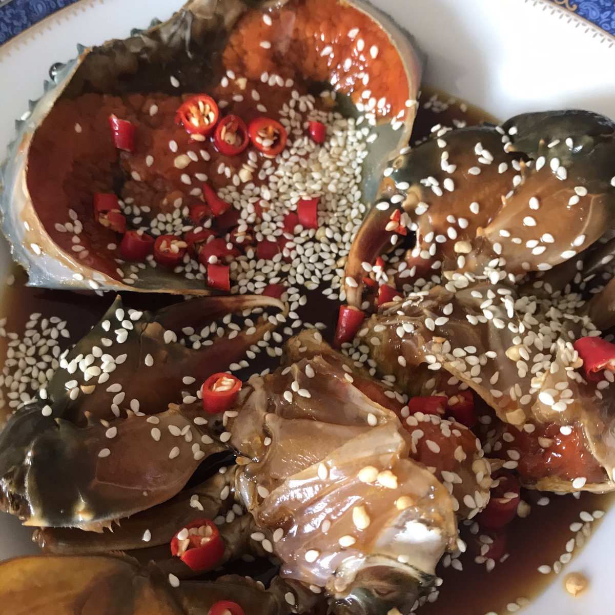 eatwithkhutha's tweet photo. ปูไข่ดองซอสเกาหลีแบบพรีเมียม🦀🇰🇷ร้านเลอ กระดอง ปู ที่ชอบคือมีสาหร่ายเกาหลีมาให้ห่อทานด้วย ราดน้ำจิ้มซีฟู้ดแซ่บๆตัดเลี่ยน🌶 ไร้ผงชูรสนะ ตัวน้ำซีอิ๊วหอมมากๆไม่ได้เค็มปี๋ แนะนำให้สั่งสาหร่ายมาห่อด้วย แพคมาดีมากแยกน้ำซีอิ๊วไม่มีหกระหว่างส่งแน่นอน👍🏼 @aroii #อร่อยบอกต่อ #รีวิวเกาหลี https://t.co/LwMUgEBqZt