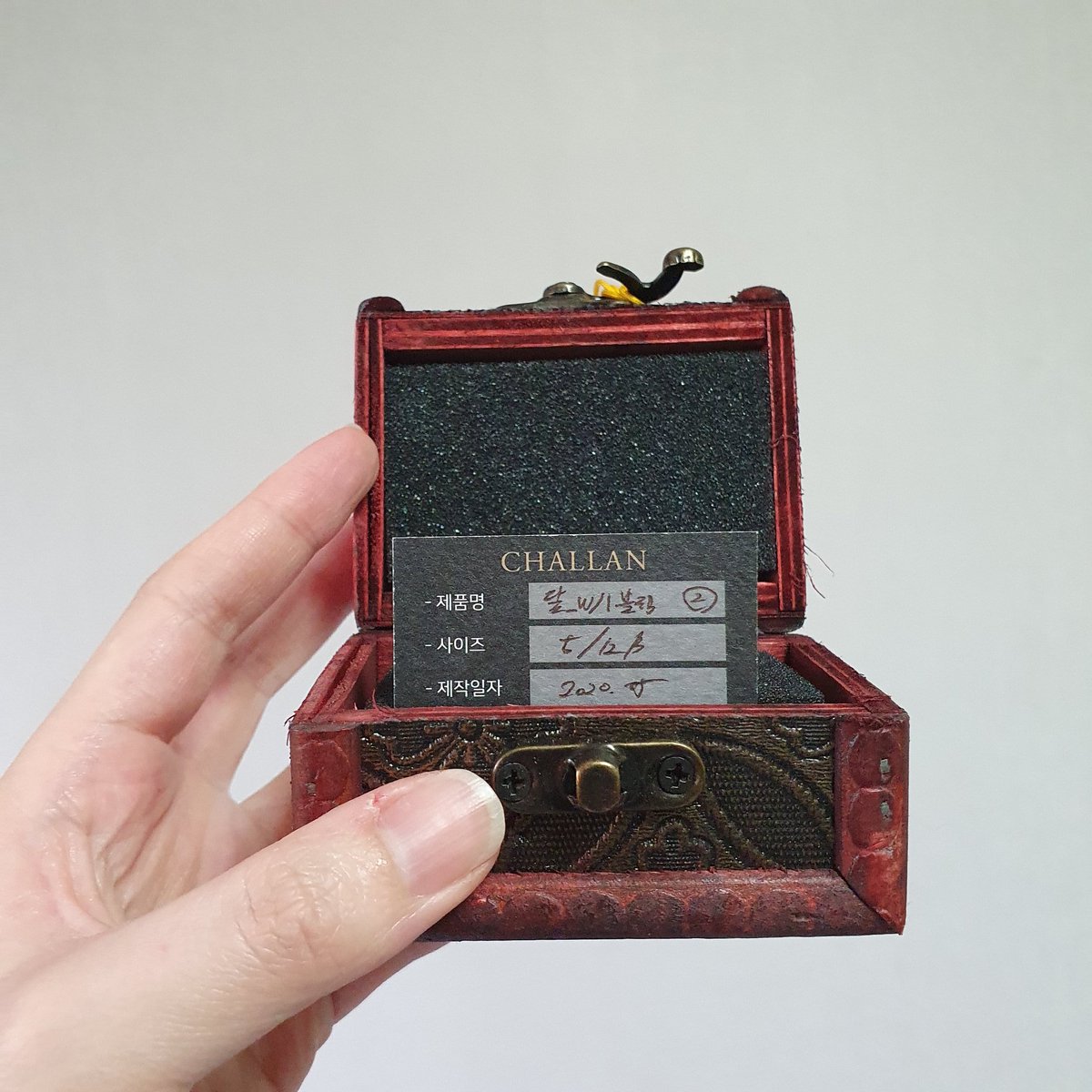 이번에 새로바꾸셧다는 케이스는 매우 멋스러워요 안구 상세설명 인증서가 있어서 매우좋습니다!예쁜 끈장식까지 섬세하구좋아요 이것이 바로 찬란안구다!!느낌의 케이스에요. 인증서도 안에보관되구 솜도 빵빵하구 빛차단도 좋을 것 같아요. 단지 케이스가 좀 많이커서 보관은 좀 걱정이 있네요ㅠ