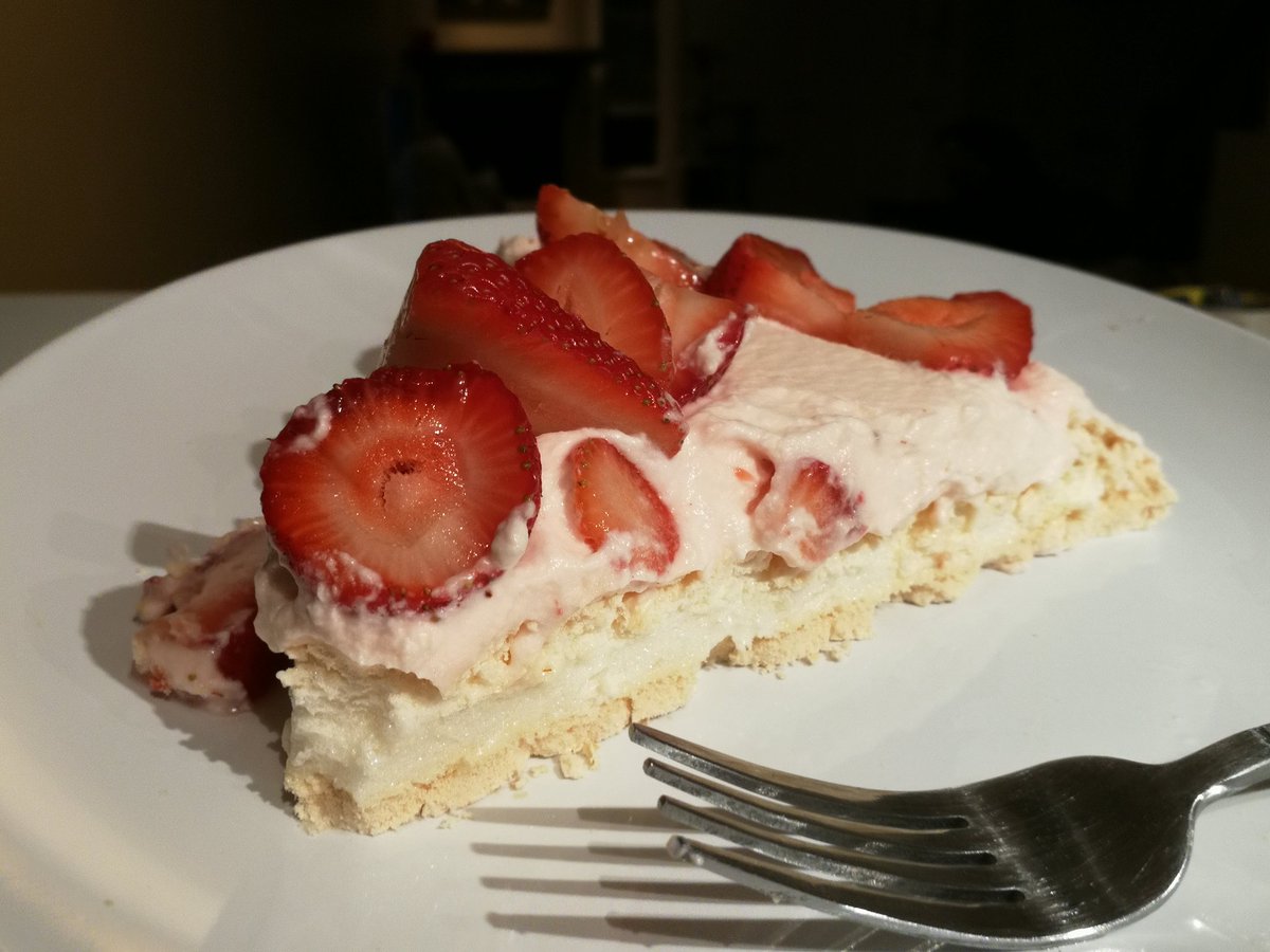 Player_Kay's tweet photo. Today I made my very first meringue *and* Pavlova (thanks @cbcbakingshow)! It somehow came out BEAUTIFUL 🤯⁉️ with a crispy shell and fluffy marshmallow inside..
I'm in love! 😍
#CreativeInQuarantine https://t.co/FLsEORYjbV https://t.co/BgxJgMaDB0