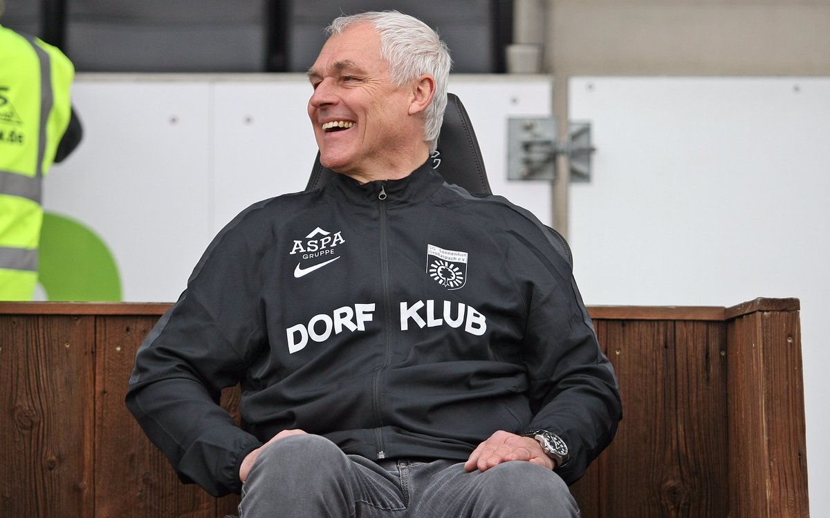 sgaspach's tweet image. 🎂 | Happy Birthday, Coach! 

Unserem Cheftrainer Hans-Jürgen #Boysen wünschen wir heute nur das Beste zu seinem Geburtstag! 🥳 Alles Liebe &amp;amp; Gute, bleib gesund und viel Erfolg heute beim Heimspiel mit hoffentlich drei Punkten als besonderes Geburtstagsgeschenk! #Dorfklub
