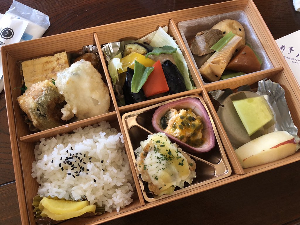 sanohachikun's tweet photo. 来週から父が手術前の検査のためしばらく入院するので、「#志田屋」のお弁当をテイクアウトして実家に来ました。見た目も美しく、パッションフルーツ?使った珍しいお料理も😳お魚お肉フルーツと盛り沢山のお弁当でした🍱
#秋田テイクアウト
#EATACTION
#料亭志田屋
#おうちご飯 https://t.co/tw7hAuQMMv