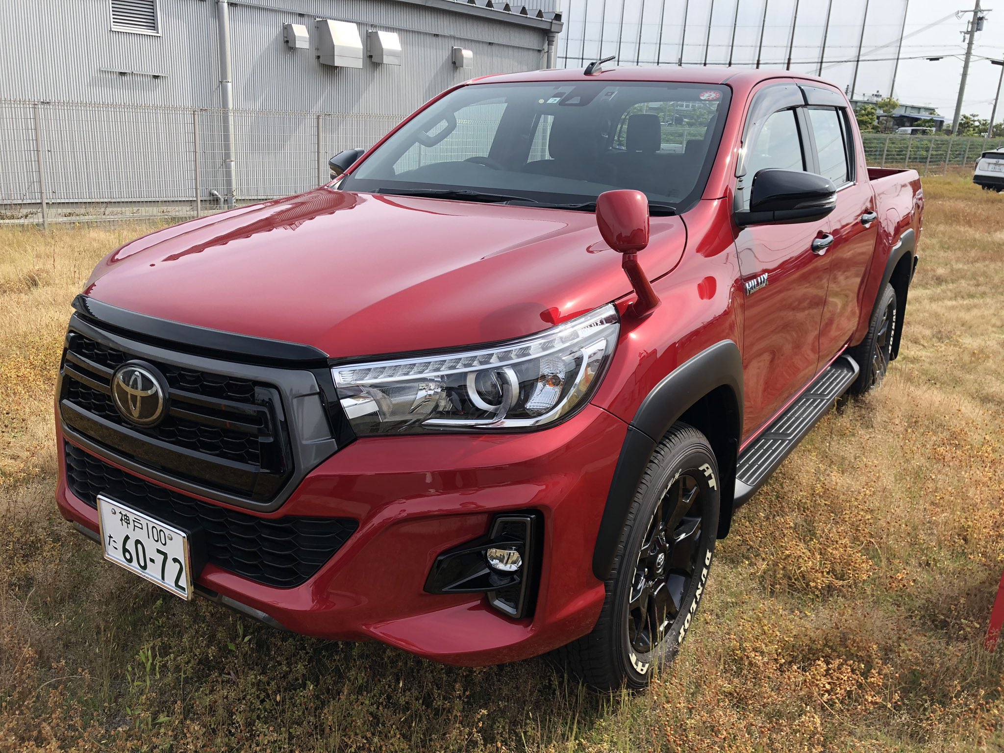 かっち ハイラックス特別仕様車試乗 ピックアップトラック独特の世界観 ディーゼルエンジンの加速は良かったけど 無荷重の時のフワフワ感とリアの板バネのおかげで後部シートの乗り心地は恐ろしく悪い 長さも5m越えなので色んな意味で人を選ぶ車だと