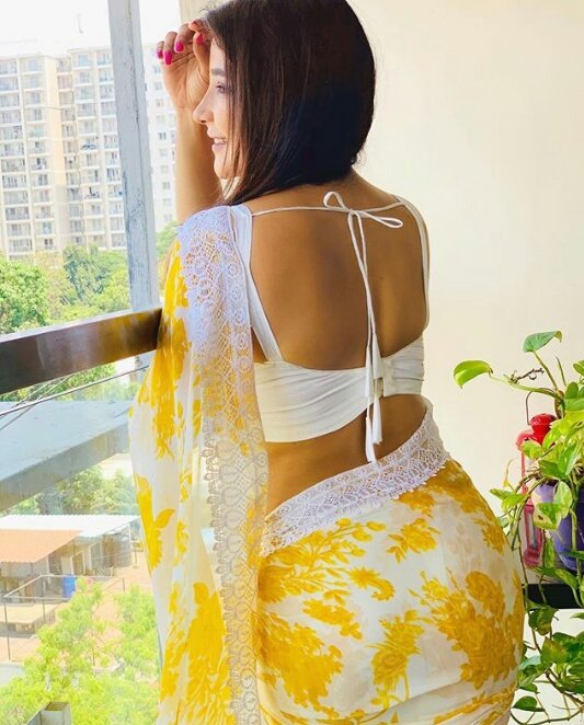 fredy_tammuu's tweet photo. Ahhhh Shakshi kundi munda ipdi venune kundiya kaati ipdi mood yethriyeee di intha quarantine la veetla avuthu pote suthuva pola thoppul kundi akkul mola nu kaati kunja adimai aakra😍 Antha 1st pic la kundiya thookitu nikkara😘 @Actress4All @Surya420_ @kaamaveriyan25 @shriyalover https://t.co/r232l37Hp5
