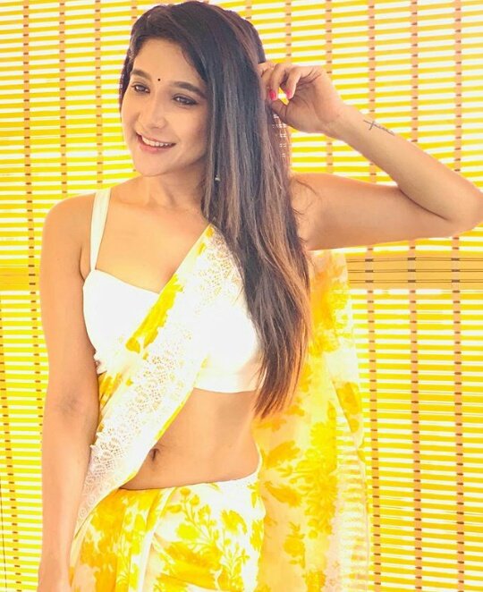 fredy_tammuu's tweet photo. Ahhhh Shakshi kundi munda ipdi venune kundiya kaati ipdi mood yethriyeee di intha quarantine la veetla avuthu pote suthuva pola thoppul kundi akkul mola nu kaati kunja adimai aakra😍 Antha 1st pic la kundiya thookitu nikkara😘 @Actress4All @Surya420_ @kaamaveriyan25 @shriyalover https://t.co/r232l37Hp5