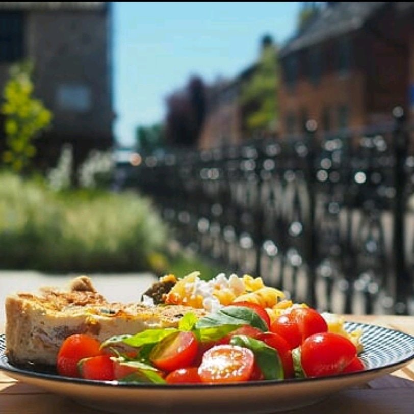 LoddonTerrace's tweet photo. Enjoy your takeaway lunch in the beautiful town of Loddon
🏡
We will be opened on Saturday and Sunday from 9am for takeaway coffee and cake
#takeaways https://t.co/QsQaeHKV64