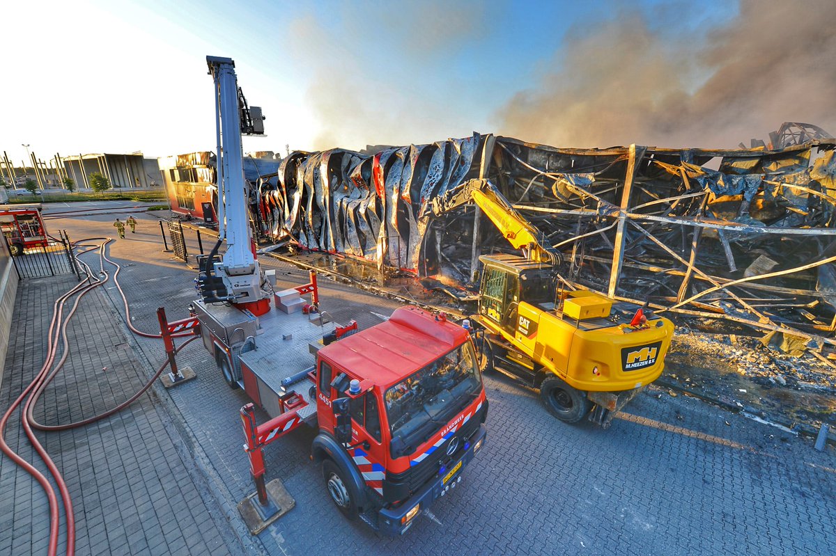 (FOTOSERIE) #Schade aan pand transportbedrijf #Hapert na #Brand bij daglicht goed zichtbaar #Brandweer #Diamantweg #GRIP1 #GroteBrand #VanDerHeijden.