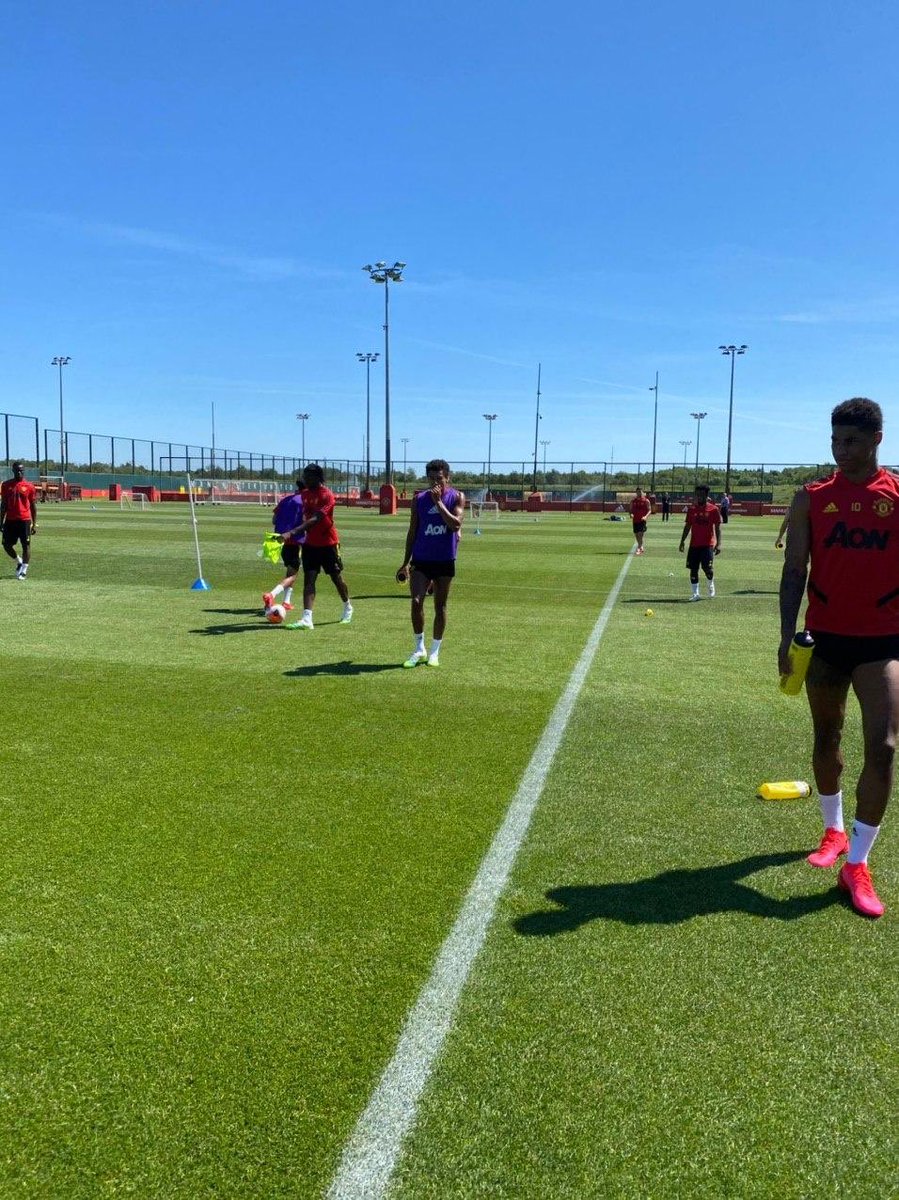 ManUtd_ID's tweet photo. Hareudang..... hareudang..... hareudang..... 🌞☀️ https://t.co/ktnHtUI2zH