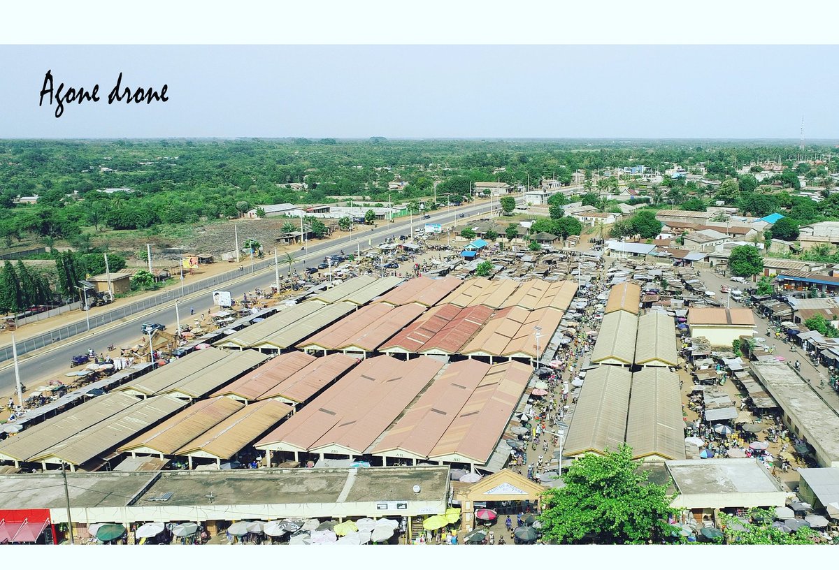 Agone_World_'s tweet photo. Le grand marché de #ouidah comme vous ne l'avez jamais vu 
#229🇧🇯 #benin #benincity #benintourisme #beninvies #agonedrone #béninrévélé #danhomey229 #BeninVuAutrement #drone #dronephotography #dji #phantom4 #djidrone #phantom4proplus #dronestagram #droneoftheday🚁 #fromwhereiride https://t.co/4d3fKJjuwY