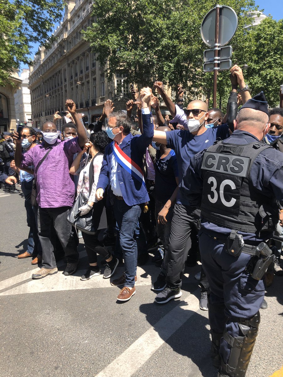 parti_lef's tweet photo. Manifestation à Paris pour la régularisation des #sanspapiers avec @fm_lambert et @C_Rossignol https://t.co/jsUnv424ko