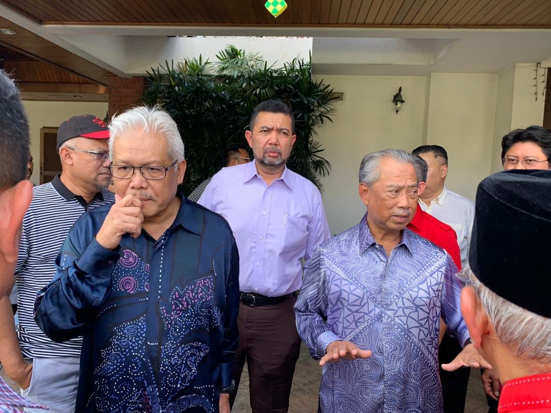 Sir_Azri's tweet photo. YB Senator Marzuki bekas SUA Bersatu sendiri antara yang hadir bersama pemimpin parti politik Melayu Bumiputera dirumah Tun Mahathir untuk khianat pada PH. 

Sekarang tuduh TSMY pengkhianat walhal dialah pengkhianat sebenar bersama Tun Mahathir. https://t.co/mKfLfhJusB